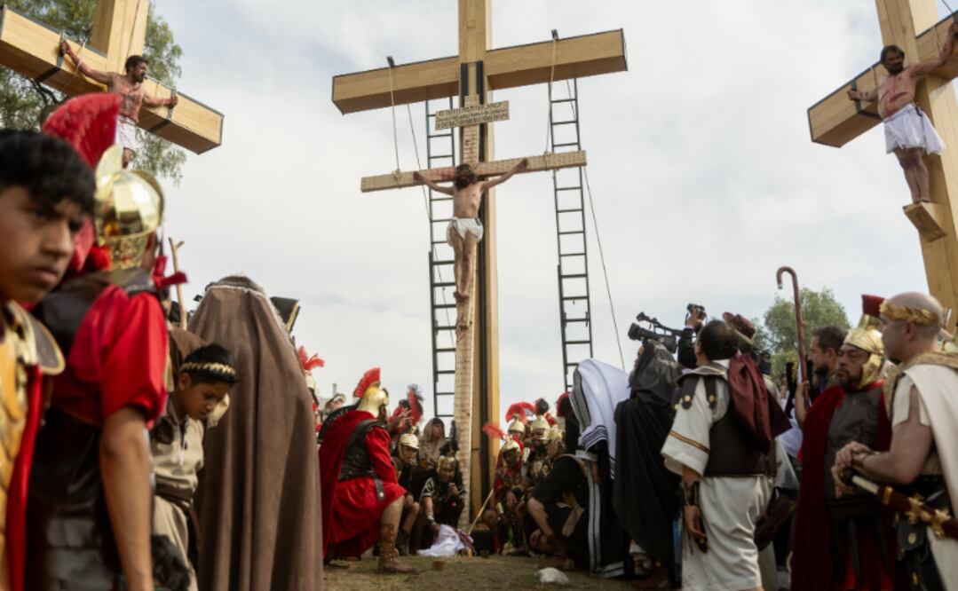 Miles de personas presenciaron el Viacrucis y la Crucifixión de Jesús, durante la 182 Representación de la Pasión de Cristo en Iztapalapa. (Foto Hugo Salvador/ EL UNIVERSAL)