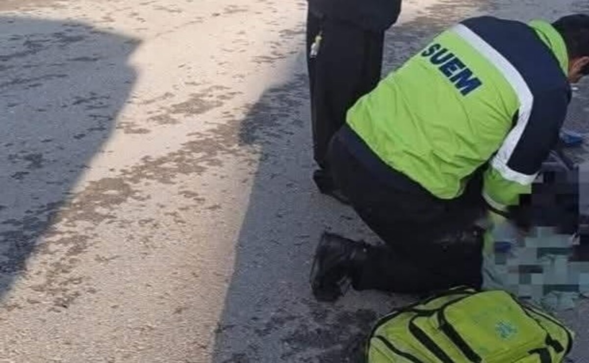 Personal de emergencias y paramédicos llegaron al lugar para atender al motociclista, sin embargo, ya no contaba con signos vitales. Foto: Especial