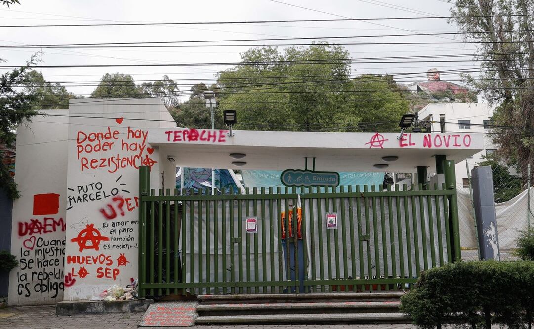 La imagen que se tenía, hasta antes del proceso de elección de la rectora, con colectivos haciendo guardia y vigilancia / Foto: Arturo Hernández