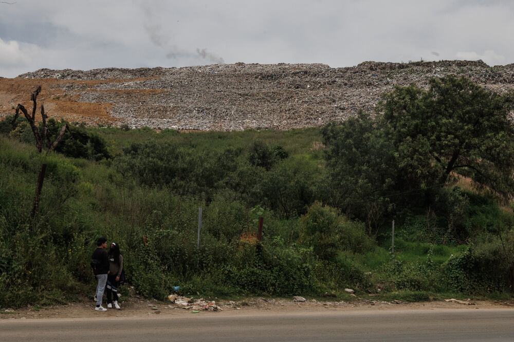 Más de 30 metros tiene la altura del ‘cerro’ de basura del tiradero a cielo abierto en Valle Verde. Foto Yaretzi Osnaya