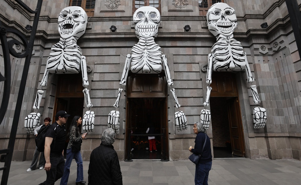 En la fachada histórica del edificio se pueden apreciar calaveras en gran escala hechas de cartonería / Foto Jorge Alvarado