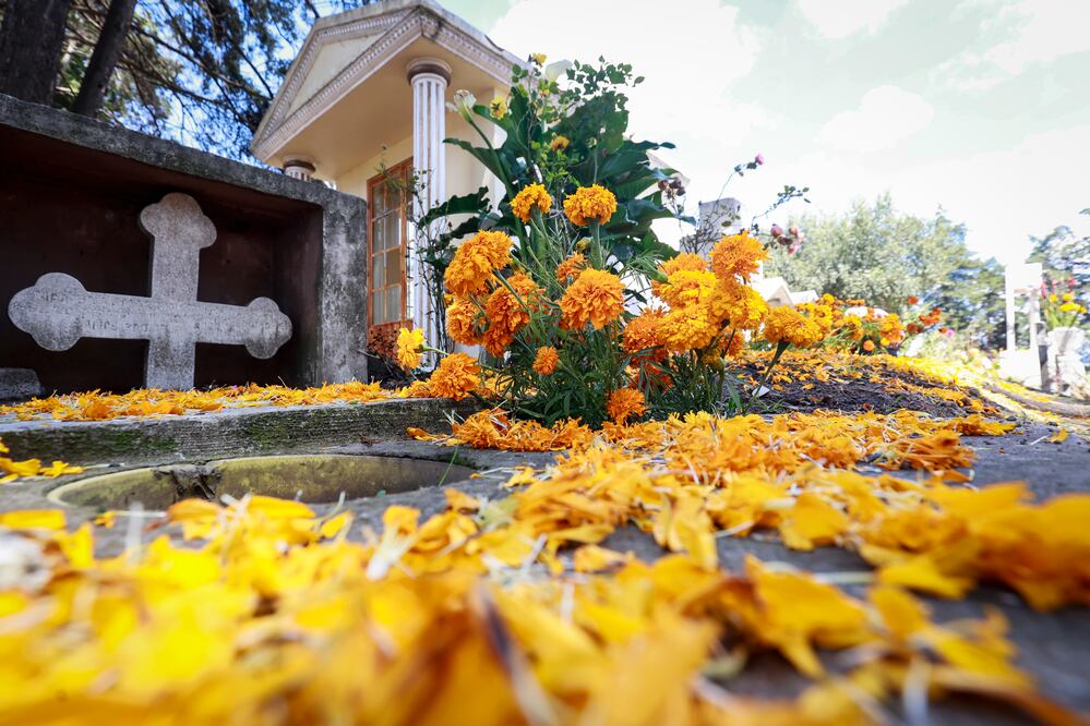 Las tumbas lucen llenas de flores en San Cristóbal Huichochitlán, Toluca. Foto Alejandro Vargas