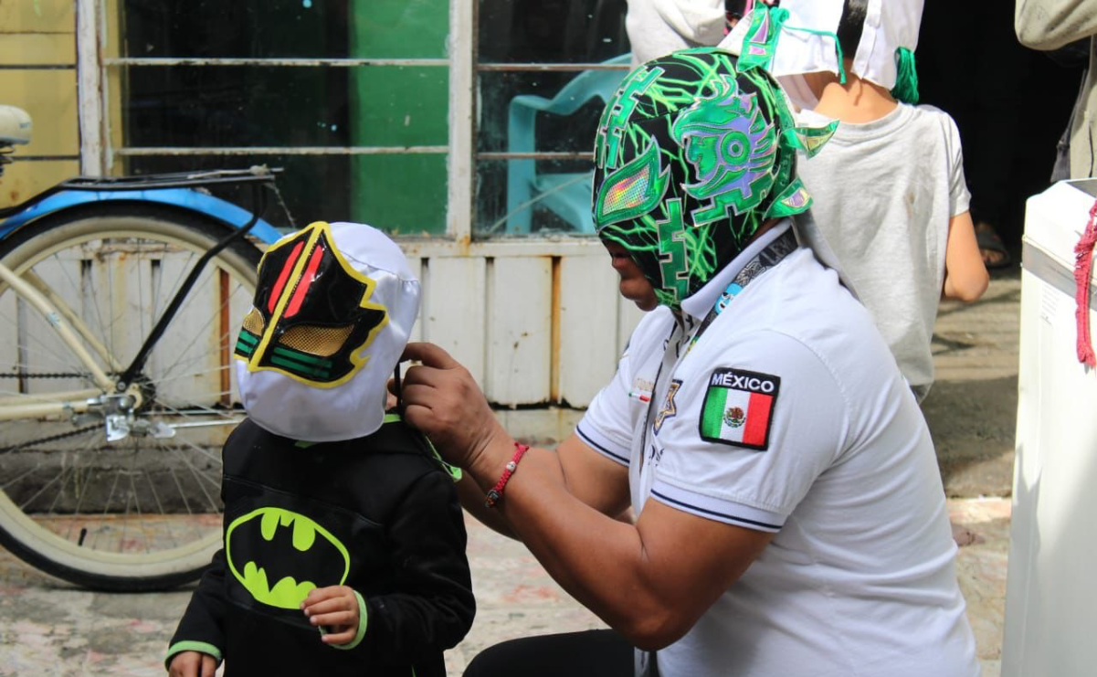 Policías municipales de Nezahualcóyotl entregan juguetes a niños en condiciones vulnerables en el marco del Nezatón 2024 / Foto: Especial