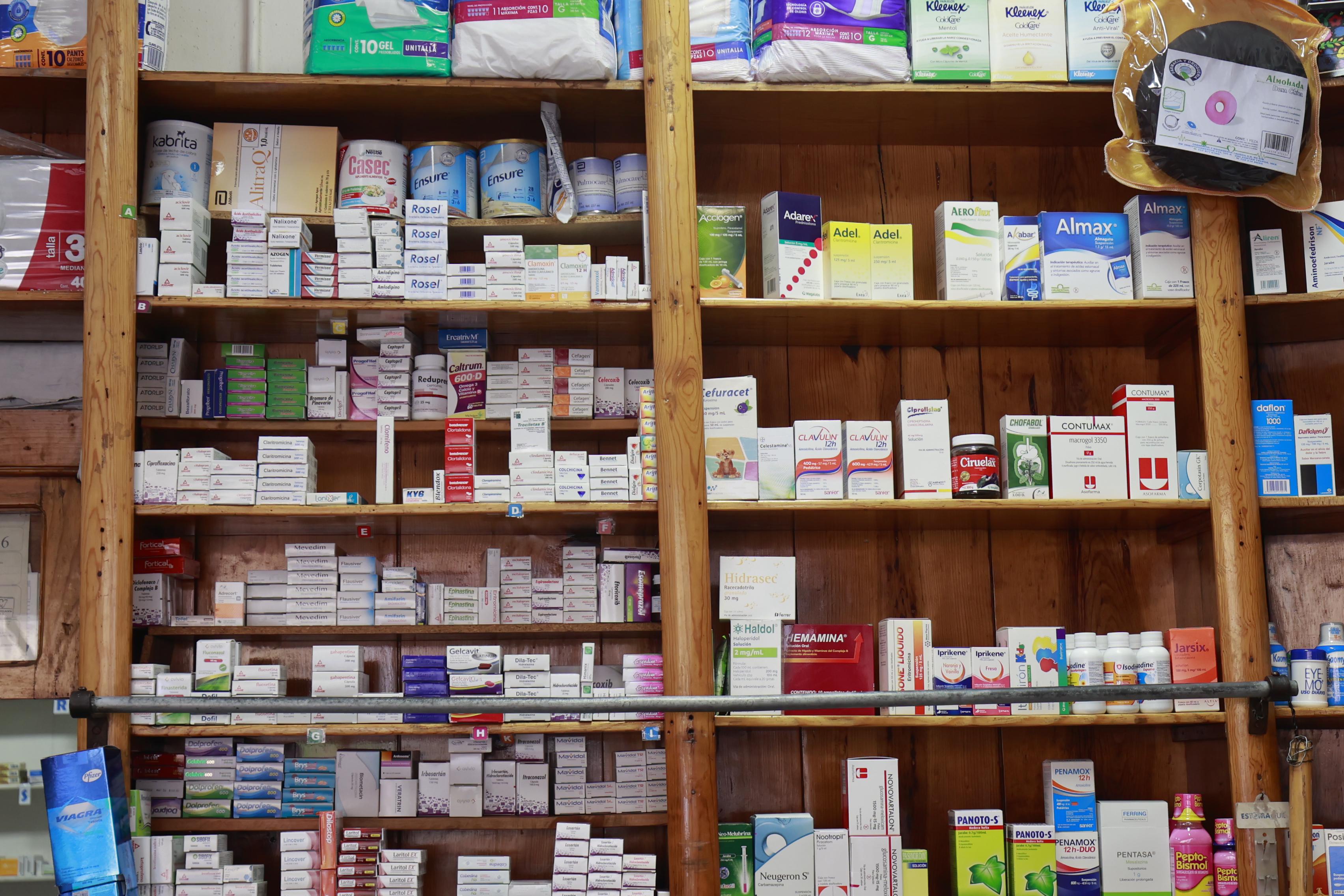 En los dos últimos años de 8 mil farmacias que había siguen vigentes mil. Alejandro Vargas