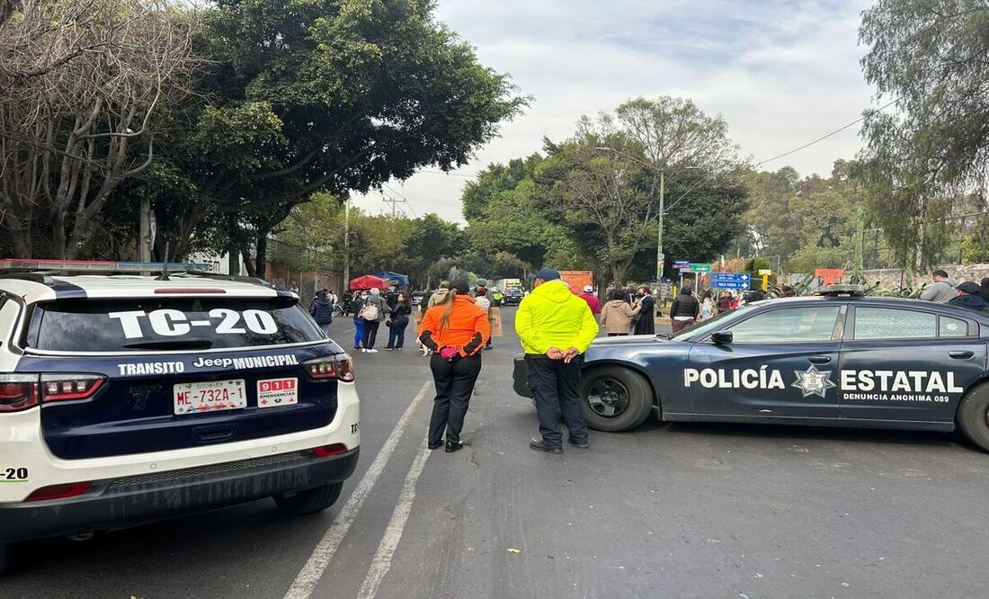Los vecinos de Ex Hacienda bloquearon la avenida Poniente152 para exigir el suministro de agua. Foto: Especial