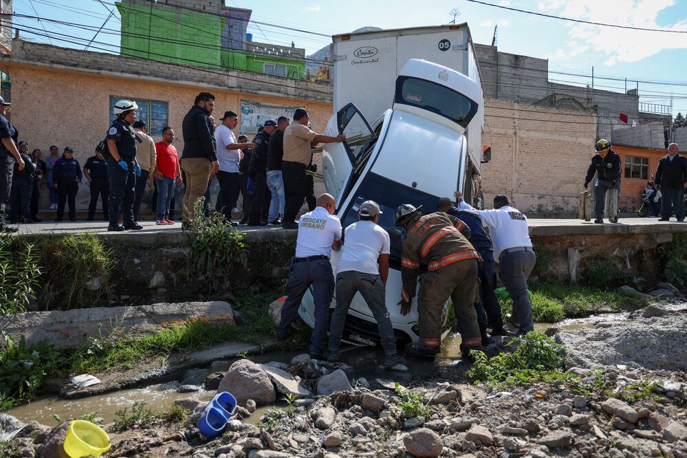 Una camioneta de carga ayudó a remolcar el auto. Foto Luis Camacho