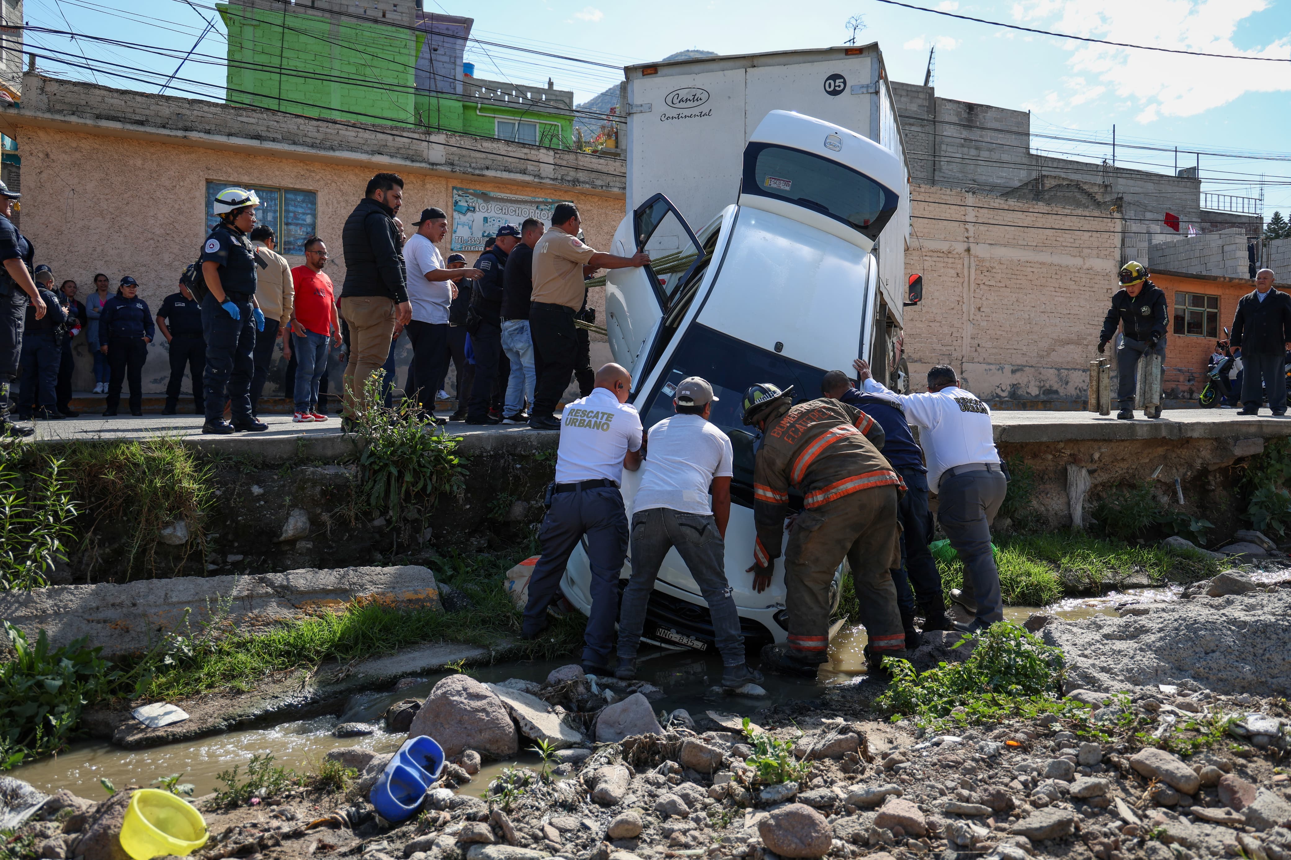 Video: Suelo colapsa y auto cae a canal de aguas negras en Ecatepec