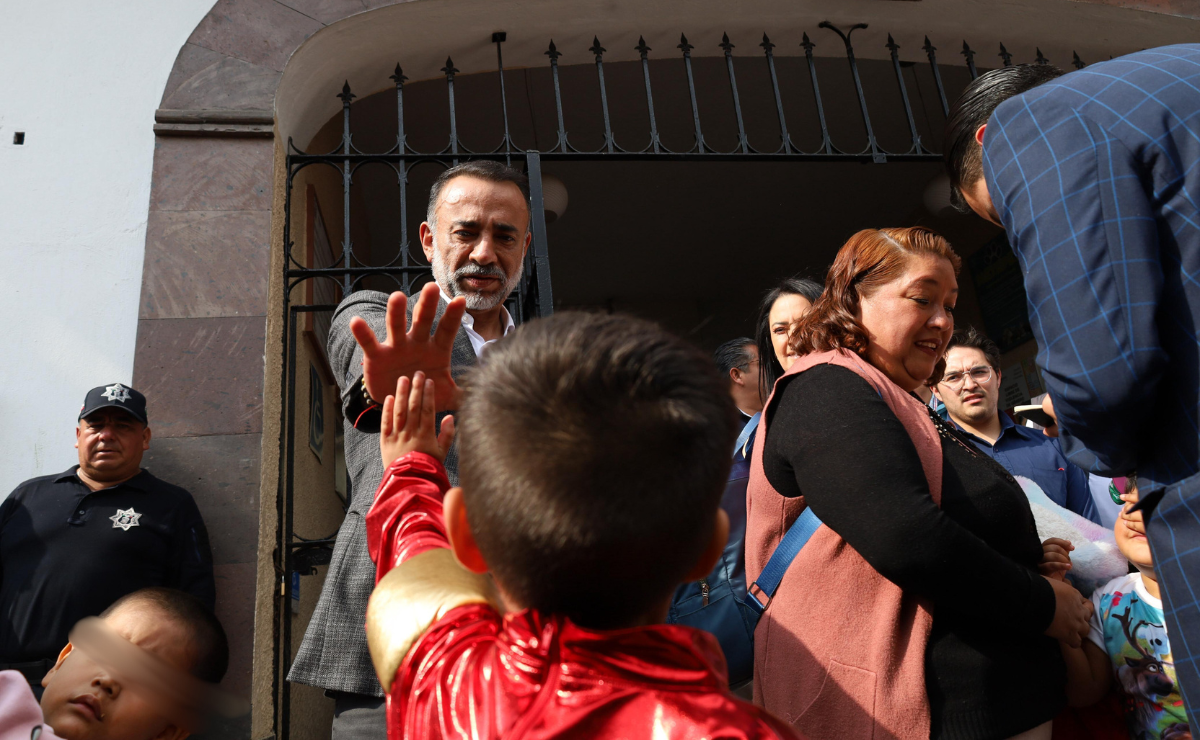 Entrega de juguetes durante la kermés del Día del Niño en Metepec, donde se repartieron 5 mil regalos. Foto: Especial