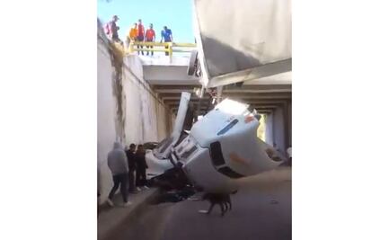 Impactante accidente en autopista: tráiler cae de puente en Polotitlán