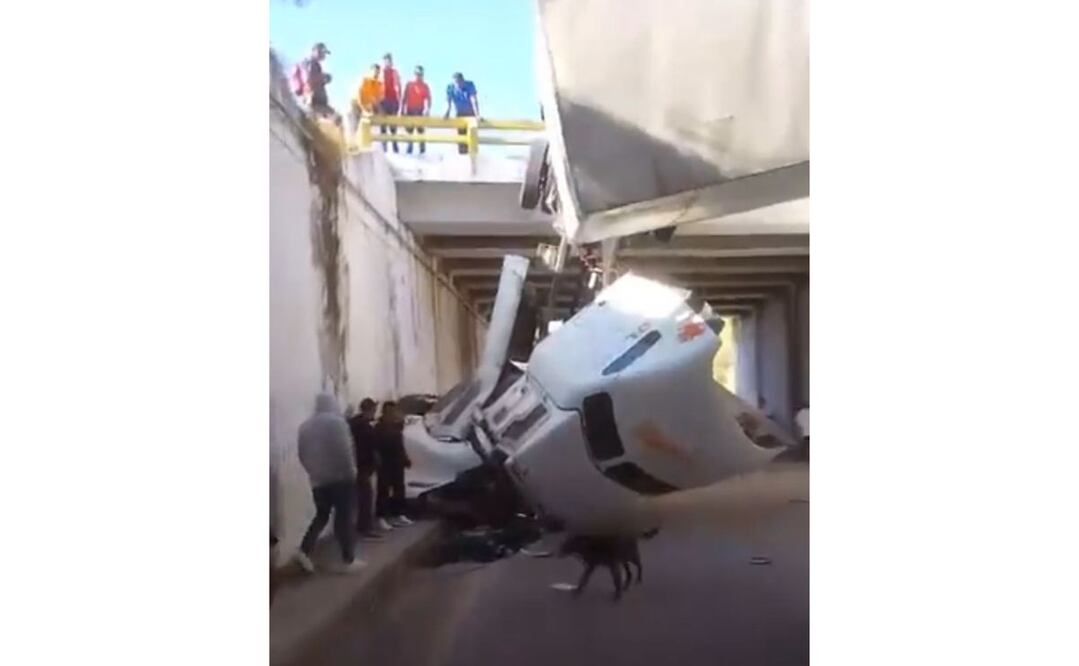 Sobrevive milagrosamente: conductor de tráiler se salva tras caída de puente / Foto: Especial