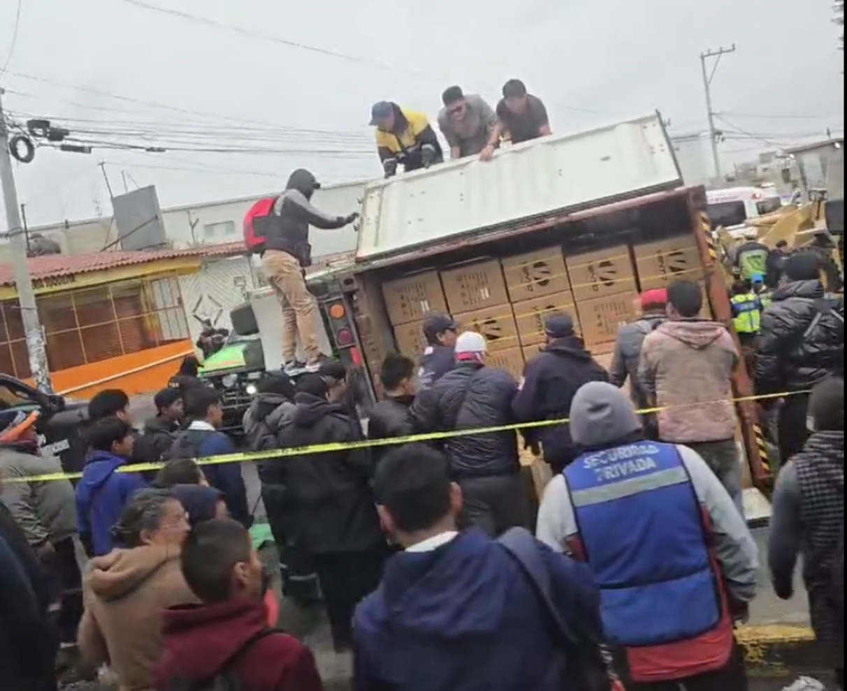 VIDEO: Alumno de CBT muere durante la volcadura de un tráiler en Toluca