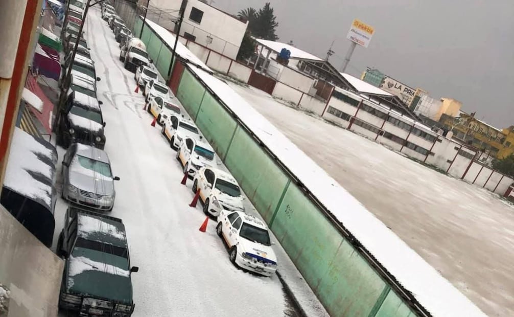 El peso acumulado del granizo provocó el vencimiento y colapso de techos y pesadas estructuras metálicas en el municipio. Foto Especial