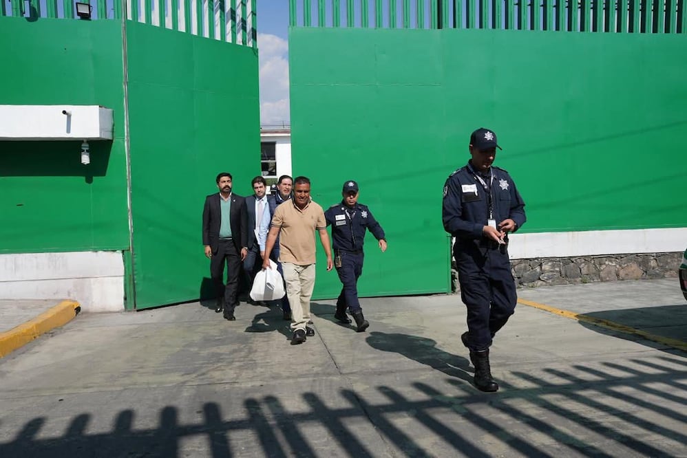 Tomás Gabriel Crisanto cruza la puerta principal del Centro Penitenciario de Almoloya de Juárez tras más de una década. Foto: Especial