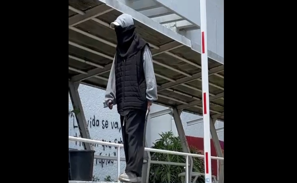 A través de un video evidenciaron a una de las paristas que camina por la entrada principal con un tipo “machete de jardinería” / Foto Especial