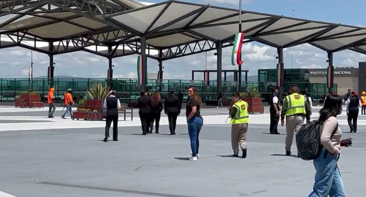 Viajeros que llegaron al Aeropuerto Internacional Felipe Ángeles (AIFA) participaron en el segundo Simulacro Nacional / Foto Especial