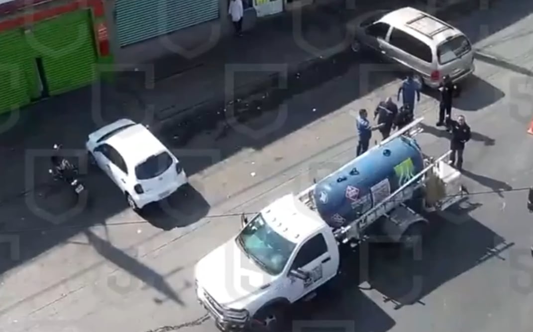 La pipa quedó asegurada tras las maniobras de los operarios; autoridades confirmaron que no hubo personas lesionadas ni daños materiales. Foto Especial