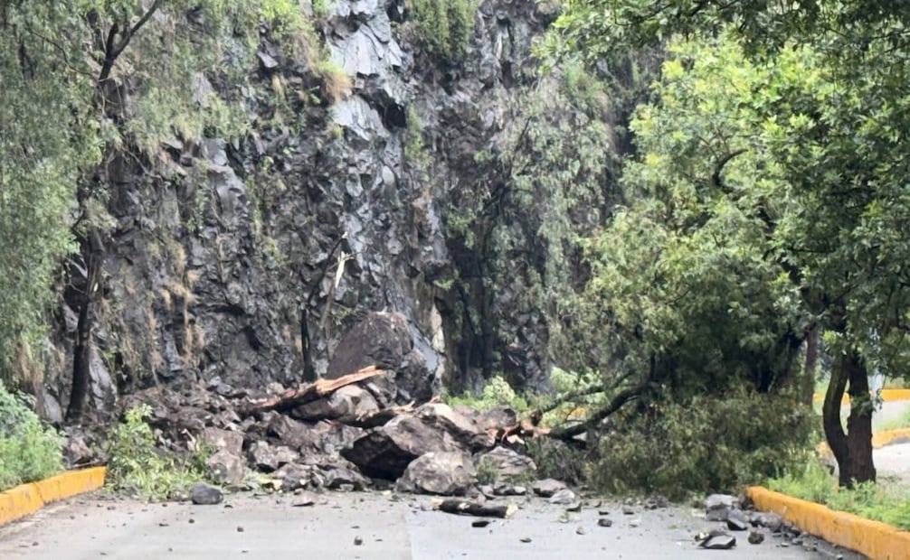 El reblandecimiento del terreno por las constantes lluvias provocó la caída de fragmentos rocosos sobre el Boulevard Bellavista. Foto Especial