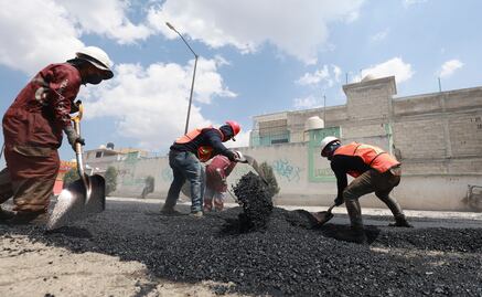 Toluca: Trabajadores del programa de bacheo rellenan baches con la satisfacción de ayudar