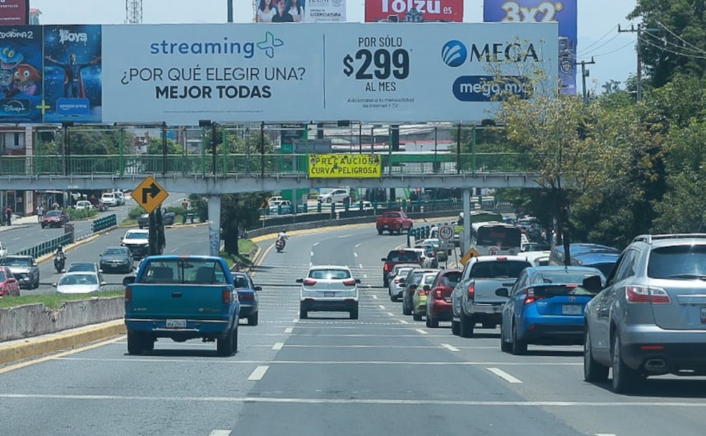 El trazo de la vía y el exceso de velocidad combinados han provocado constantes volcaduras en este tramo de la capital mexiquense. Foto Alejandro Vargas / El Universal