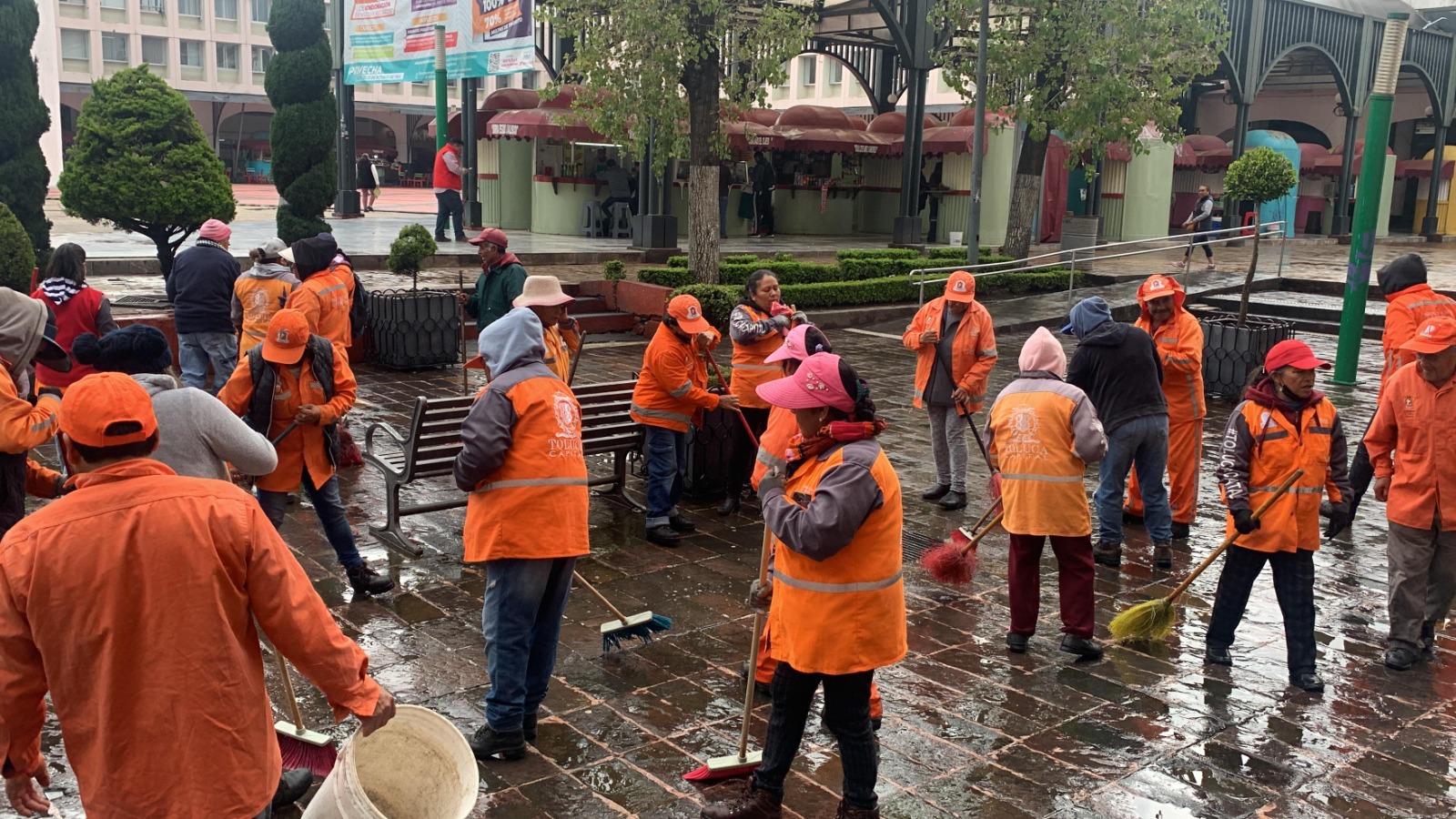 34 trabajadores, cada 15 días tallan con jabón y agua los pisos y bardas de Los Portales de Toluca. Foto Sergio García Balderas