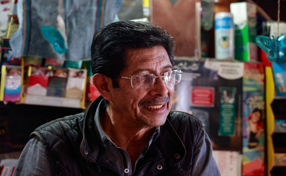 Guillermo Solano Valdés decidió continuar con el trabajo que hacían sus padres: vender los diarios. Foto: Alejandro Vargas.