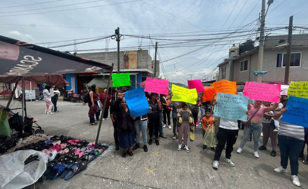 Madres de familia de la colonia Benito Juárez protestan con pancartas para exigir espacios educativos cercanos a sus hogares. Foto Especial
