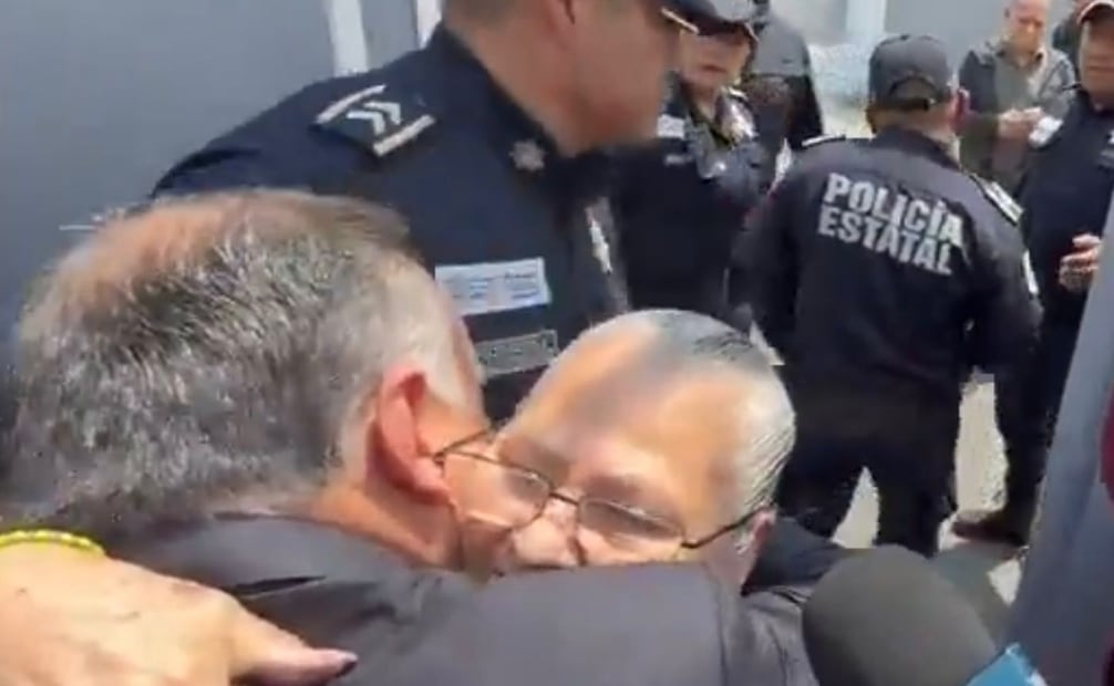 Visiblemente conmovida, Carlota “N” abraza a sus familiares tras cruzar la puerta del centro penitenciario. Foto Especial