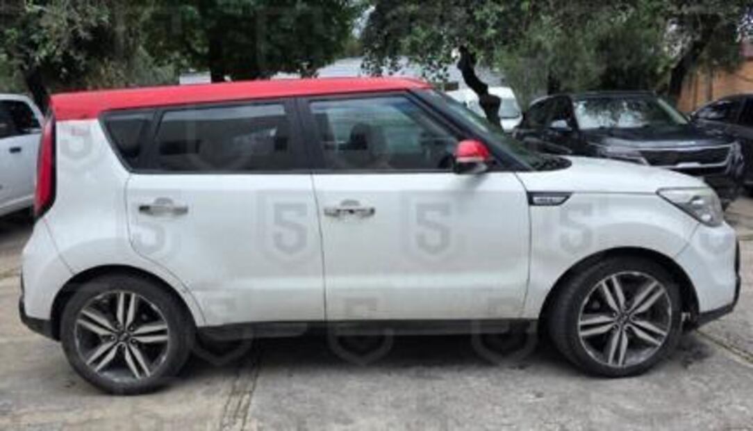 Vehículo compacto color blanco con toldo rojo relacionado con el seguimiento de los presuntos responsables. Foto especial