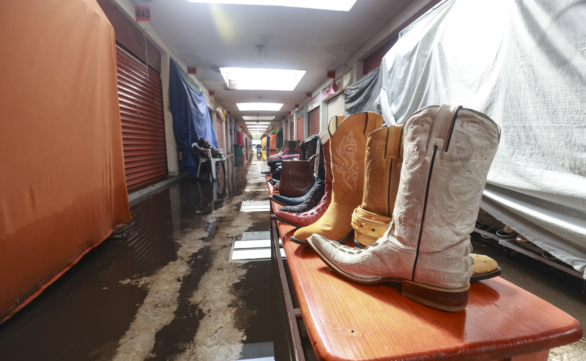 Las lluvias torrenciales provocaron que el agua subió más de 20 centímetros al interior del mercado. Foto: Alejandro Vargas / El Universal Estado de México