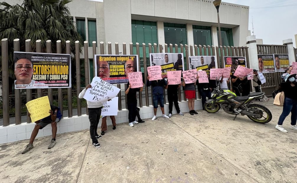 Integrantes del colectivo "No Más Extorsión Al Comercio en Neza" bloquearon la avenida Bordo de Xochiaca para exigir seguridad ante el aumento de delitos. Foto Especial