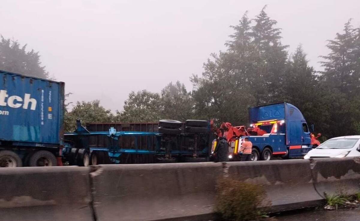 El primer accidente ocurrió en el Km 25 en el paraje conocido como Cruz Blanca en la Delegación Cuajimalpa, cuando la caja de un tráiler de doble remolque volcó causando el cierre a la circulación en un carril. Foto: Especial
