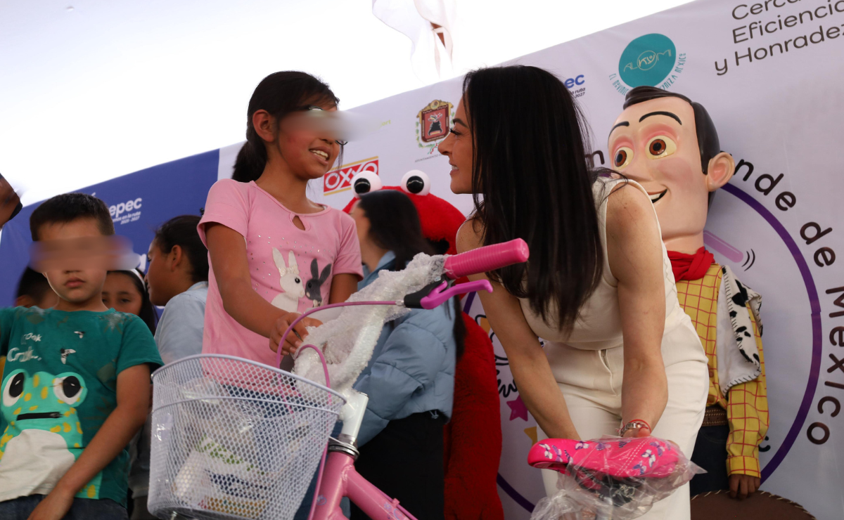 Familias reunidas en la Plaza Juárez de Metepec para celebrar el Día del Niño y la Niña. Foto: Especial