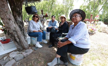 Día de las Madres: Familia Fuentes se reúne en torno a la tumba de su mamá para recordarla con cariño
