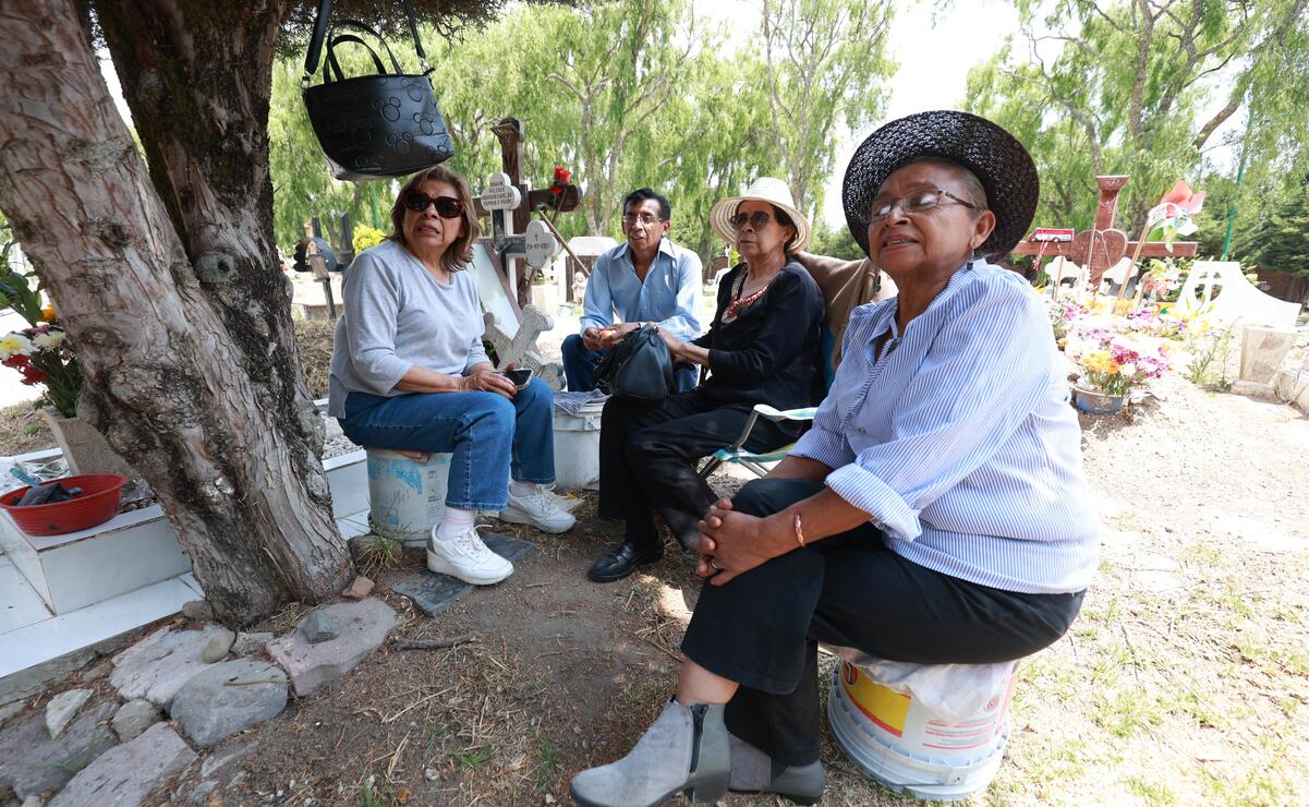 Día de las Madres: Familia Fuentes se reúne en torno a la tumba de su mamá para recordarla con cariño