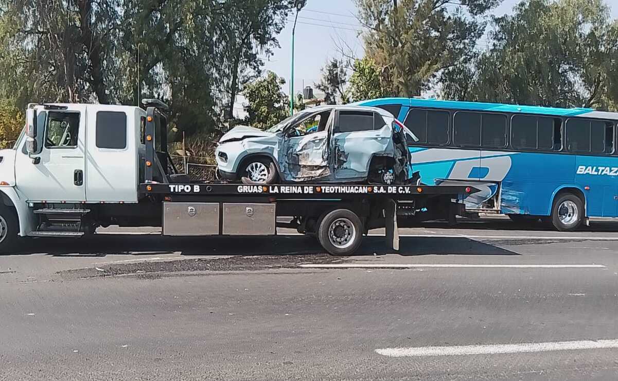 Tras volcarse, el camión impactó contra un autobús y una camioneta. Foto: Especial