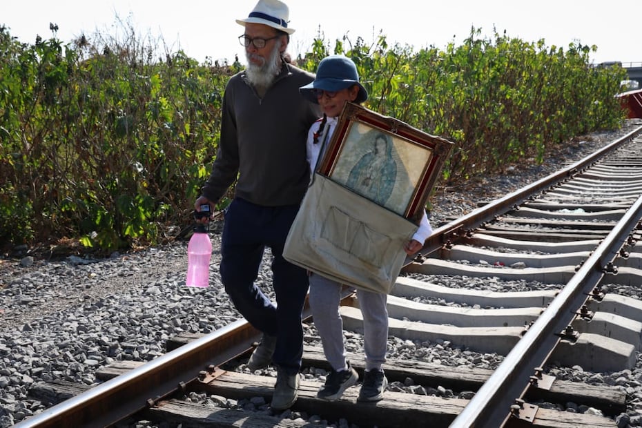 Niños, ancianos y familias enteras se unen en caravanas sobre los rieles para cuidarse mutuamente. "Con tal de llegar a La Villita a tiempo para escuchar alguna misa, todo vale", comenta un peregrino. Foto Luis Camacho / El Universal