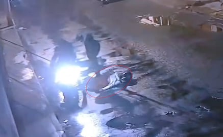 ¡Cámaras captan abandono de cuerpo en Naucalpan! Investigan a sujetos en motocicleta