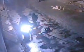 ¡Cámaras captan abandono de cuerpo en Naucalpan! Investigan a sujetos en motocicleta