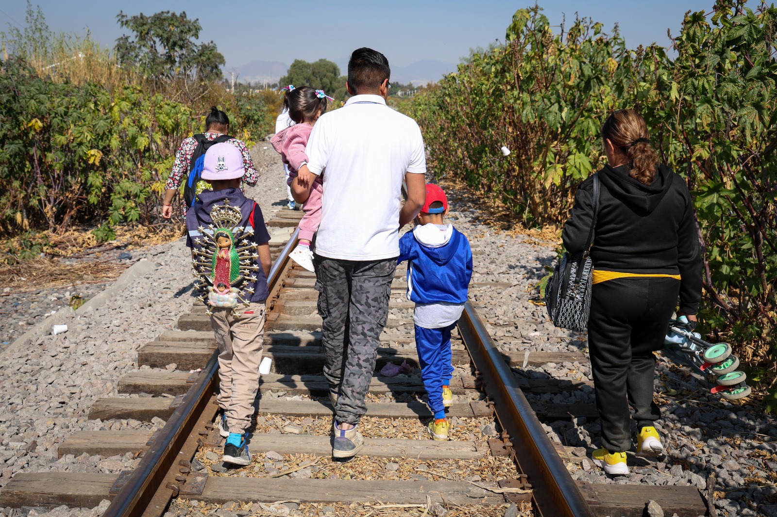 La fe mueve montañas y también lleva a los peregrinos a caminar por las vías del tren para llegar a la Basílica. Foto Luis Camacho