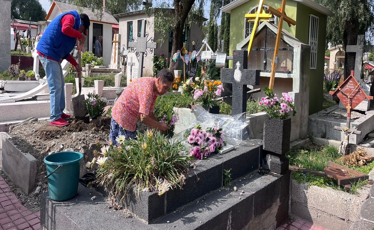 Los familiares que visitaron los panteones también limpiaron las tumbas de sus seres queridos. Foto: Arturo Contreras.