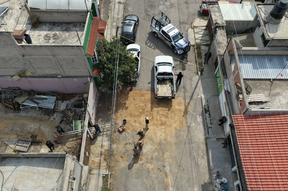Elementos de la Fuerza de Tarea Marina y la Policía Municipal resguardaron las labores de sellado en el predio de Playa Mandinga. Foto Especial