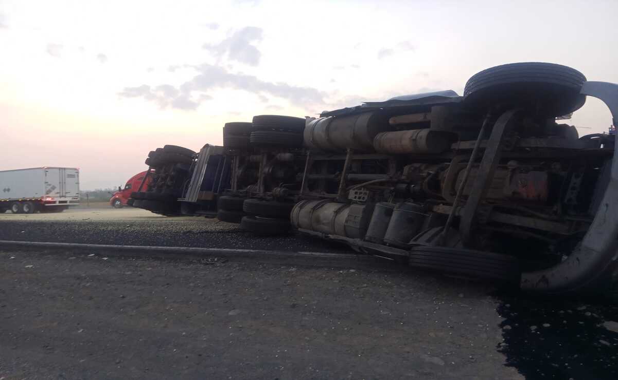 La volcadura afectó la circulación de vehículos en la carretera federal México-Tulancingo. Foto: Especial