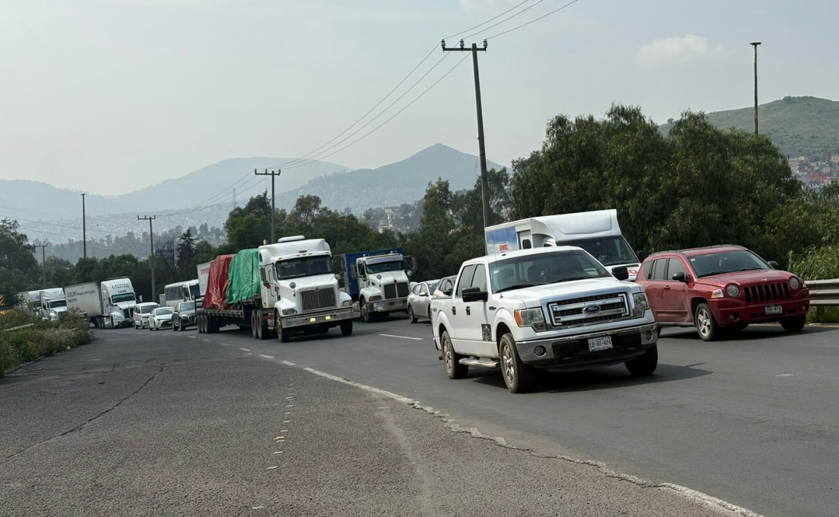 Vecinos de Hacienda del Parque en Cuautitlán Izcalli protestan contra el caos vial, amagando con bloquear la inauguración de Vesta Park Punta Norte. Foto: Arturo Contreras