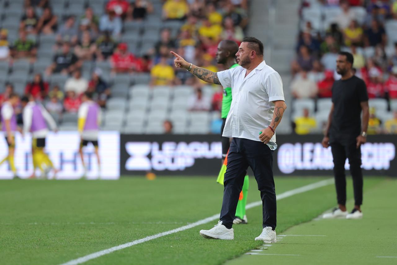 Antonio Mohamed, se siente identificado con su plantilla que nunca baja los brazos. Foto: Especial