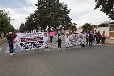 Padres de familia realizan bloqueo vial para denunciar precariedad en plantel educativo de Capultitlán