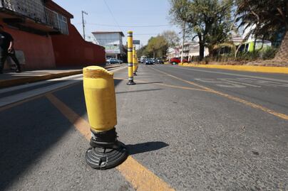 ¡No respetan! Camiones dañan la ciclovía nueva de Isidro Fabela en Toluca