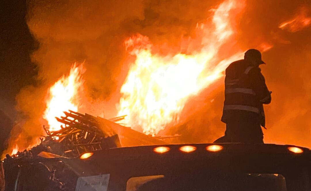 Voraz incendio en Xonacatlán: Cuerpos de emergencia de múltiples municipios trabajan para controlar el siniestro. Foto: Especial