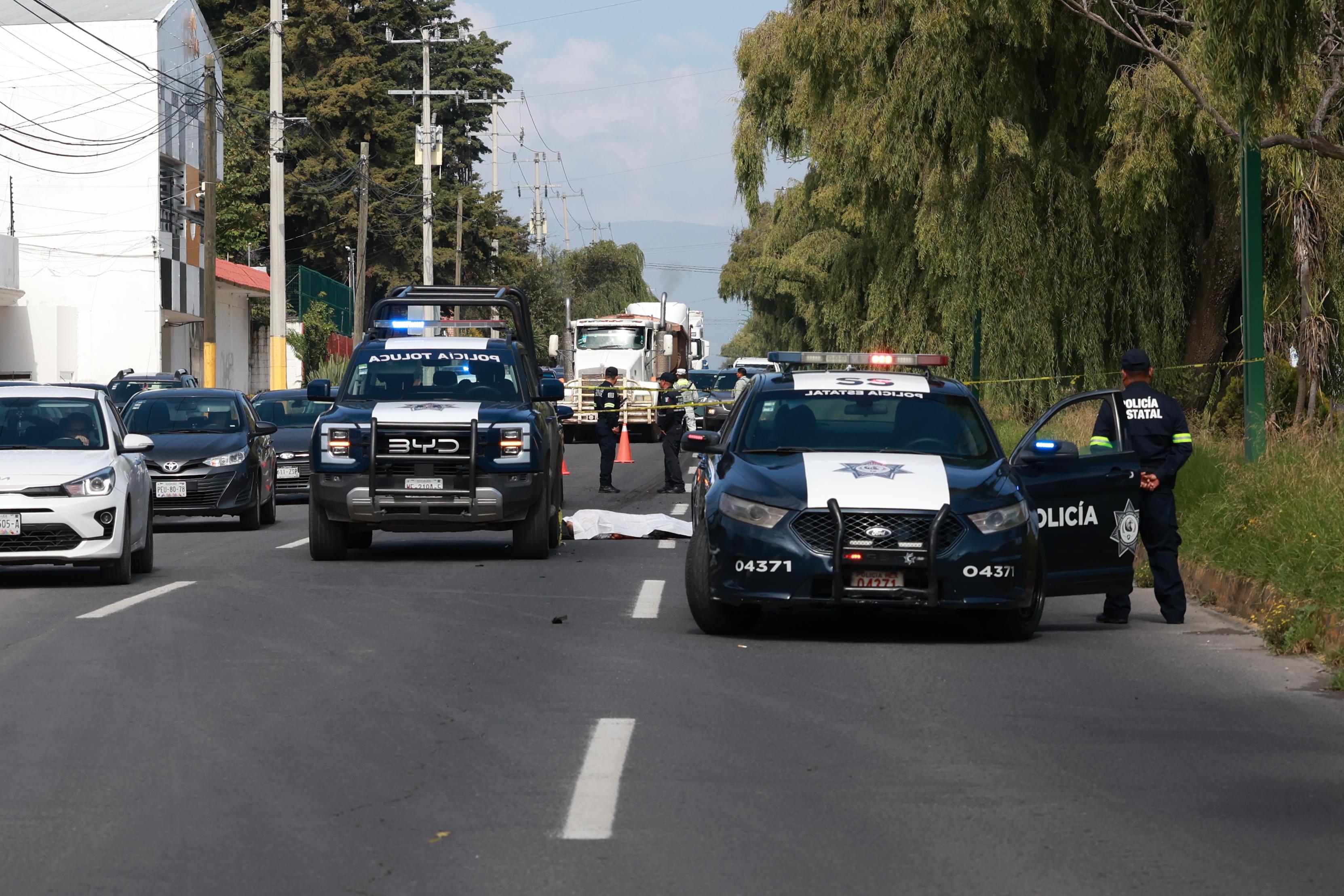 Muere ciclista atropellado en Calzada al Pacífico de Toluca; conductor se dio a la fuga