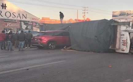 Tráiler cargado de madera vuelca en la carretera Toluca-Tenango