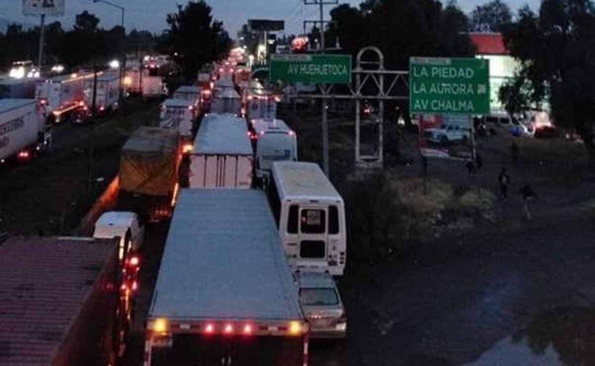 Más de 11 horas han estado varados los automovilistas que se dirigen hacia la México-Querétaro. Foto: Especial